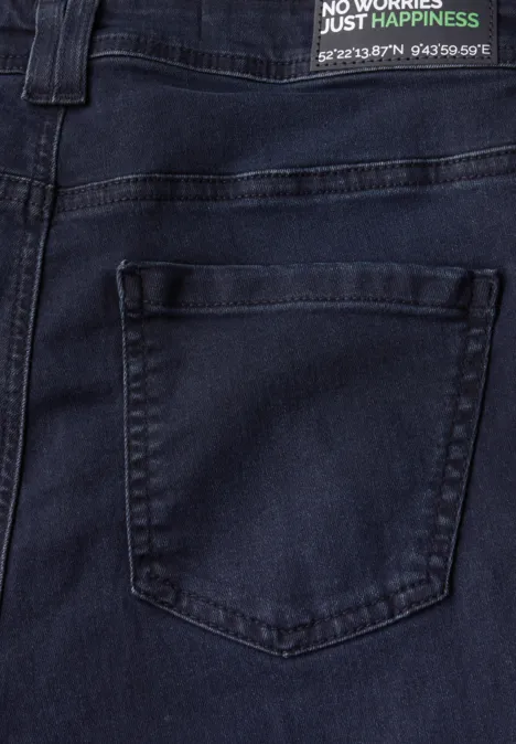 Dunkelblaue Jeans mit Gesäßtasche, Etikett mit Koordinaten sichtbar.
